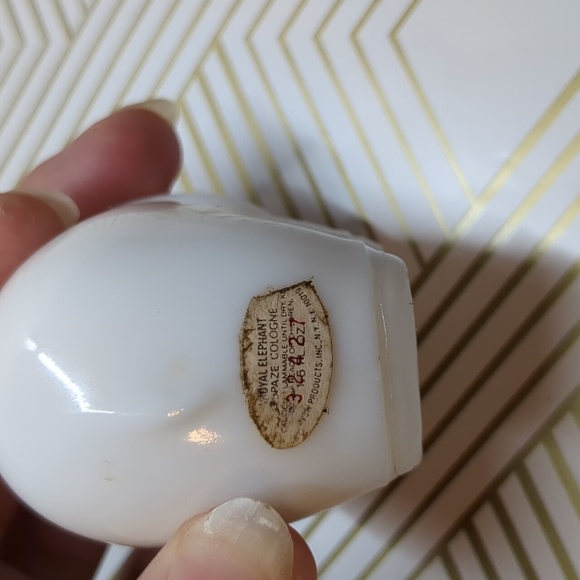 Vintage Avon Royal Elephant 1970 White Glass with Gold Top 4" - Picture 4 of 5